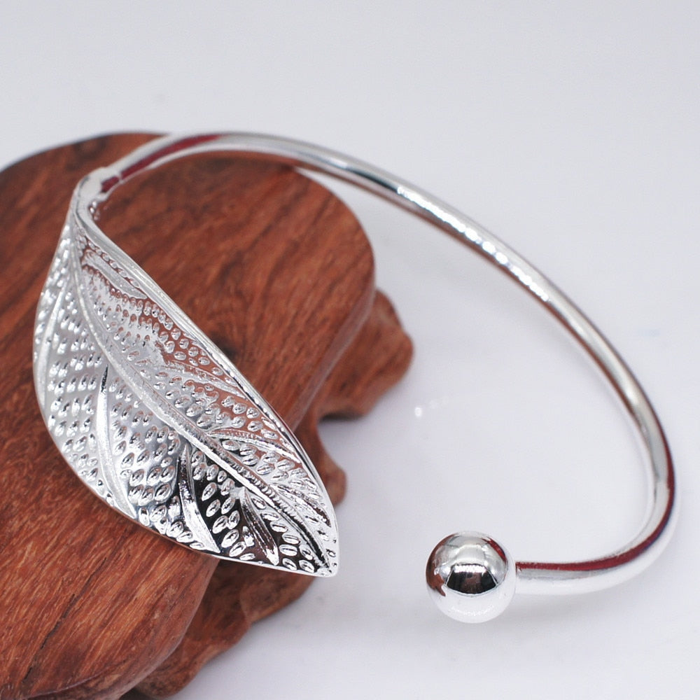 Bracelet en forme de feuille ouverte
