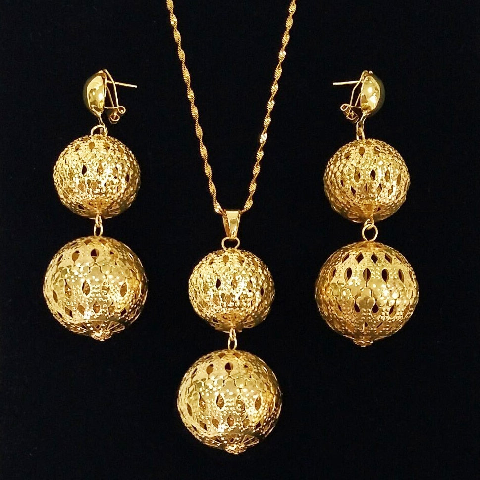 Un ensemble de bijoux avec des pendentifs ronds
