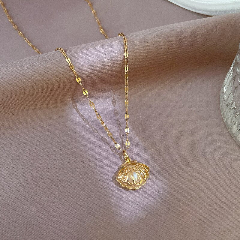 Collier avec un pendentif en coquillage ouvrant