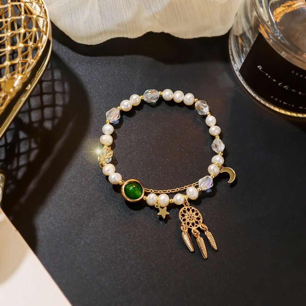 Bracelet avec un pendentif en forme d'attrape-rêves
