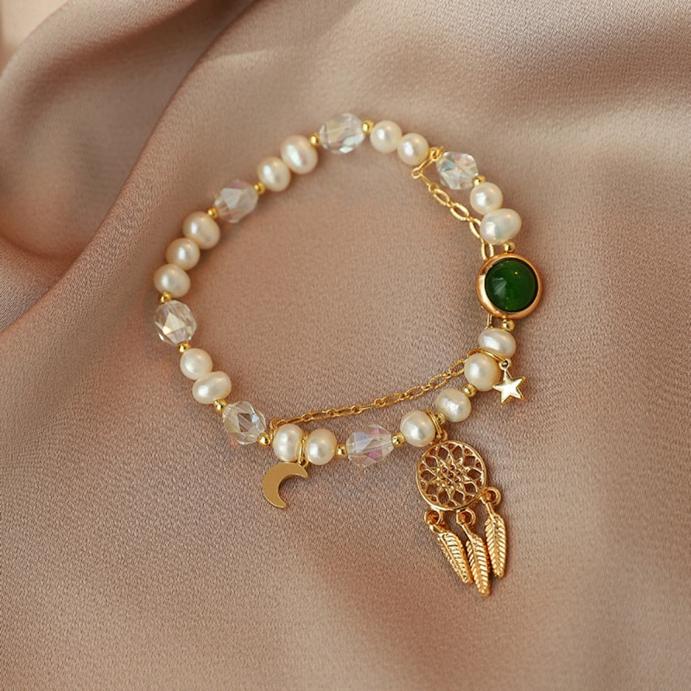 Bracelet avec un pendentif en forme d'attrape-rêves