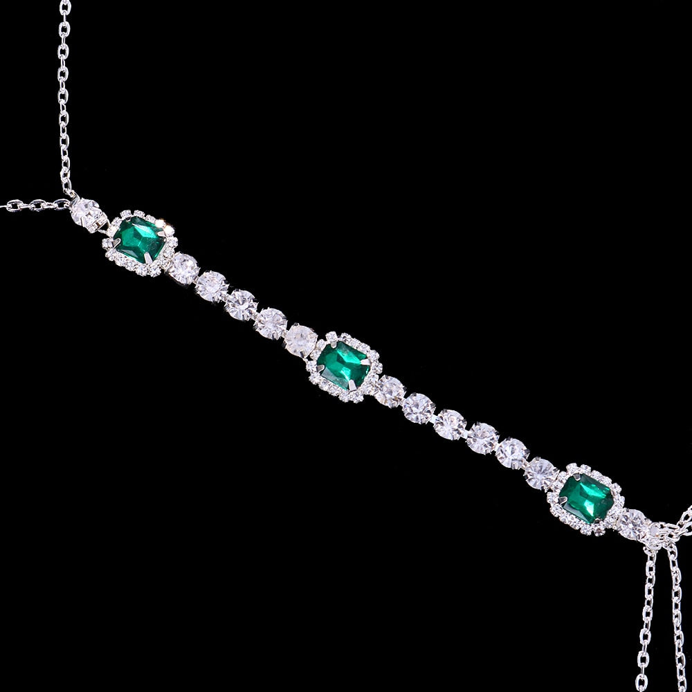Chaîne pour poitrine avec zircons et yeux verts