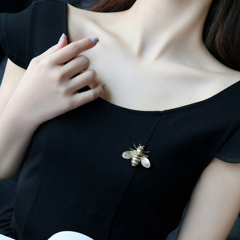 Broche avec une imitation de perle - abeille