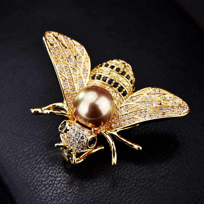 Broche avec une imitation de perle - abeille