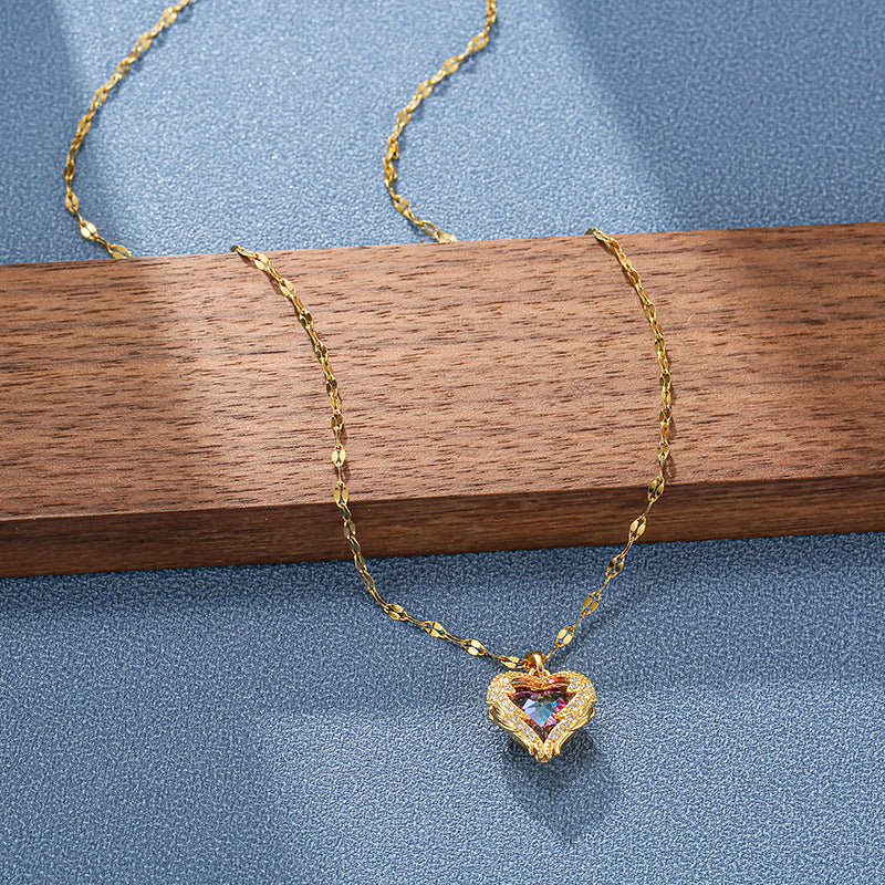 Collier avec un pendentif en forme de cœur avec des zircons