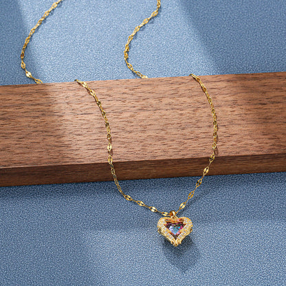 Collier avec un pendentif en forme de cœur avec des zircons