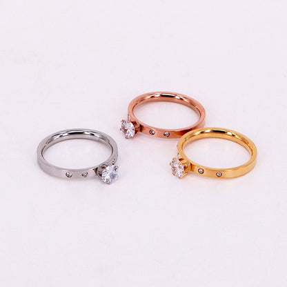 Bague avec un œillet et des zircons