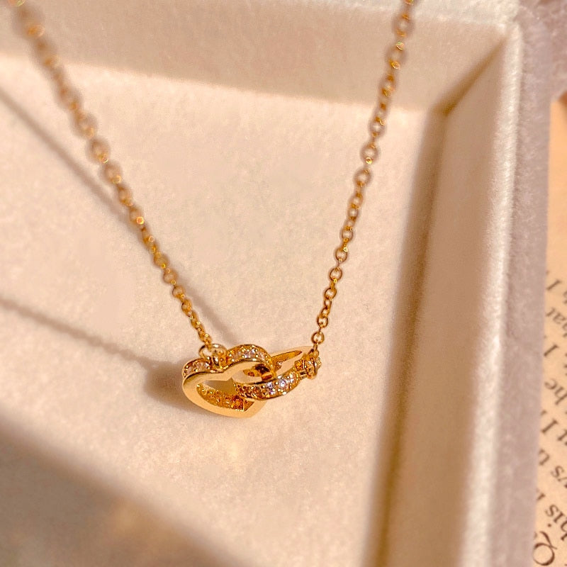 Collier avec un pendentif en forme de cœurs connectés