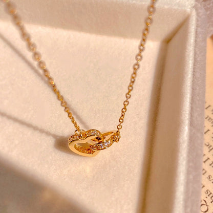 Collier avec un pendentif en forme de cœurs connectés