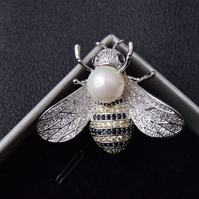 Broche avec une imitation de perle - abeille