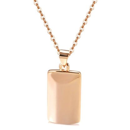 Collier avec un pendentif rectangulaire