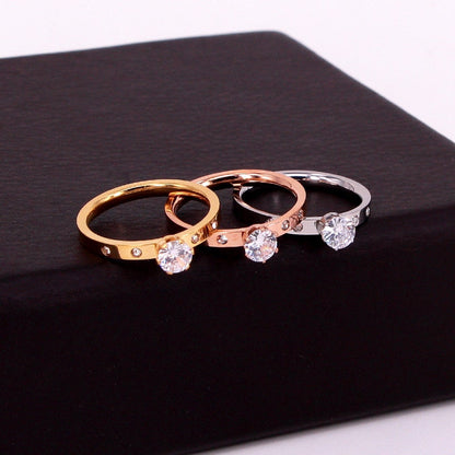 Bague avec un œillet et des zircons