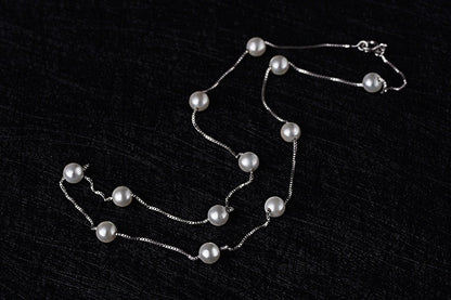 Collier avec des perles d'imitation