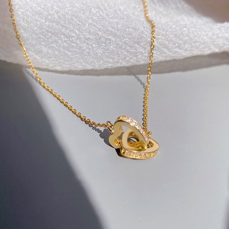 Collier avec un pendentif en forme de cœurs connectés
