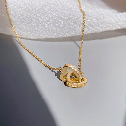 Collier avec un pendentif en forme de cœurs connectés