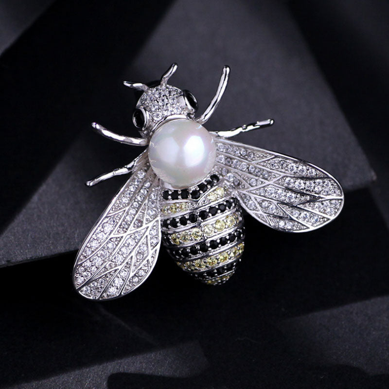 Broche avec une imitation de perle - abeille