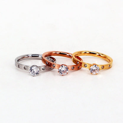 Bague avec un œillet et des zircons