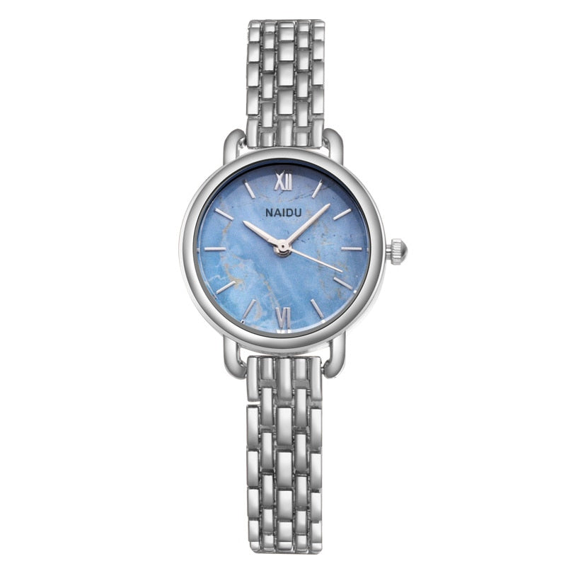 Montre élégante pour dames sur un bracelet avec motif en pierre.