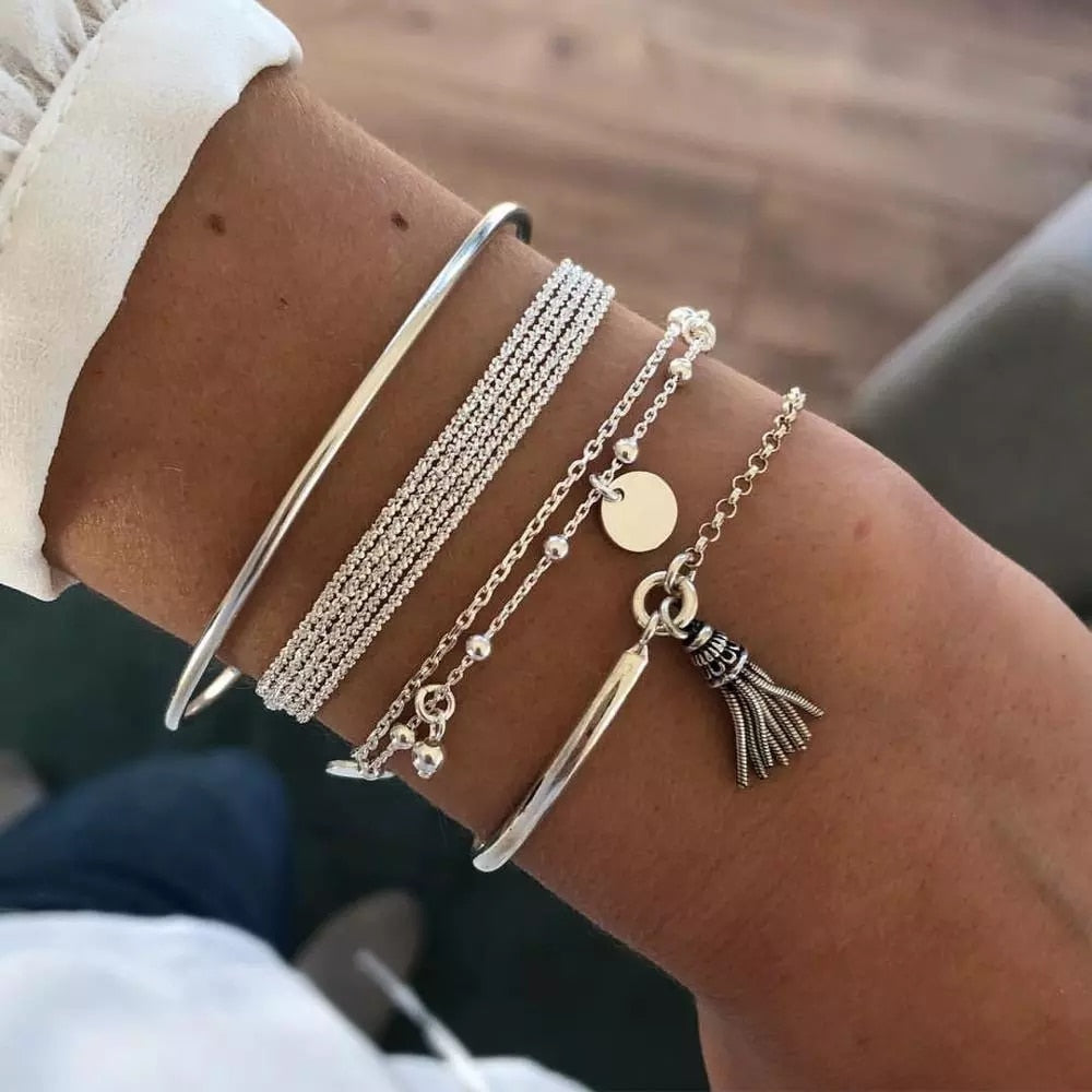 Un ensemble de bracelets avec pendentifs