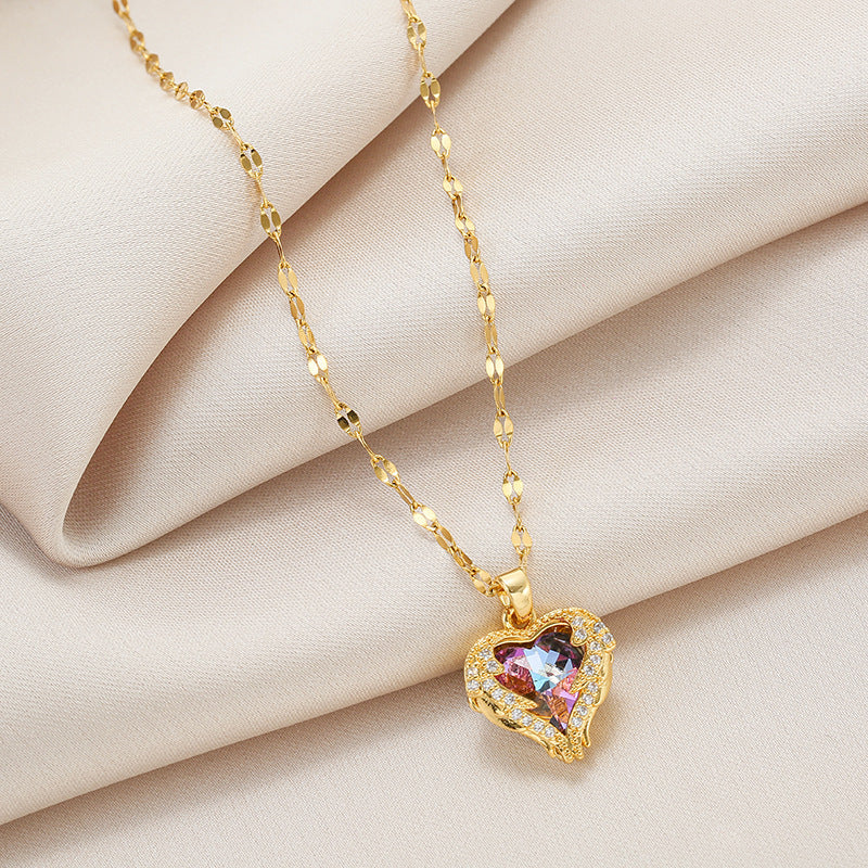 Collier avec un pendentif en forme de cœur avec des zircons