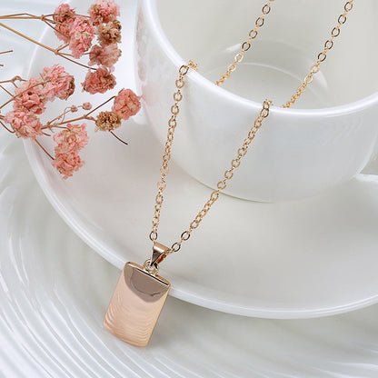 Collier avec un pendentif rectangulaire