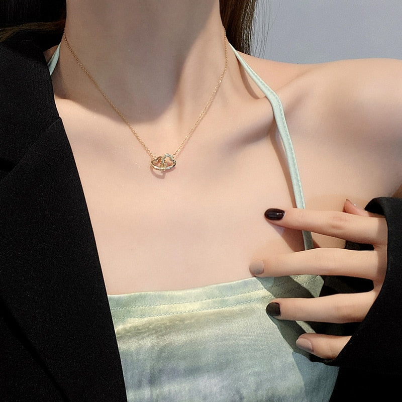 Collier avec un pendentif en forme de cœurs connectés