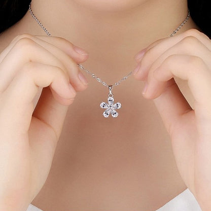 Collier avec un pendentif en forme de fleur