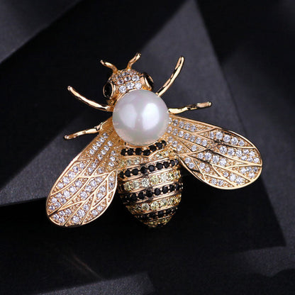 Broche avec une imitation de perle - abeille