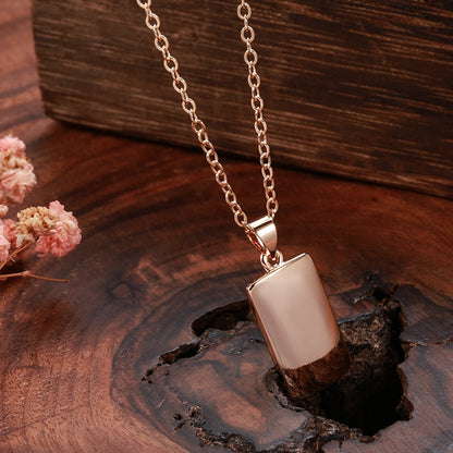 Collier avec un pendentif rectangulaire
