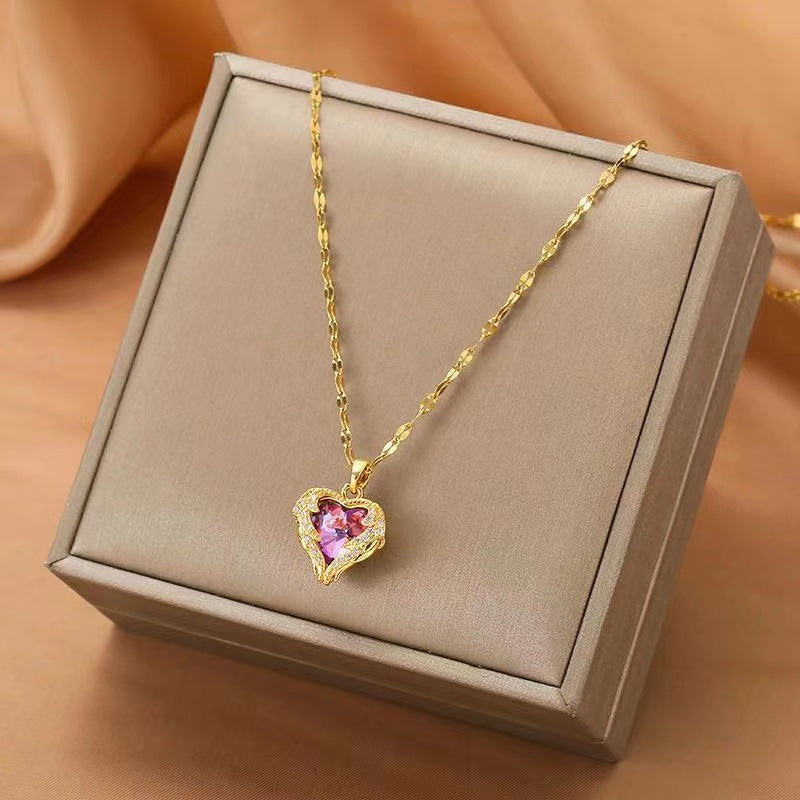 Collier avec un pendentif en forme de cœur avec des zircons