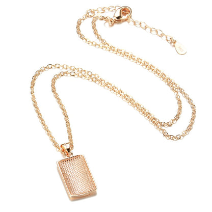 Collier avec un pendentif rectangulaire