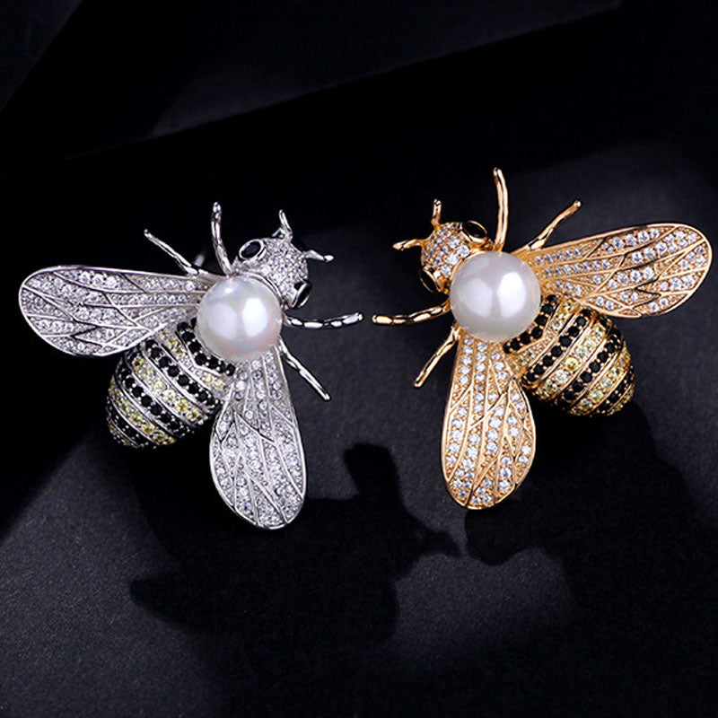Broche avec une imitation de perle - abeille