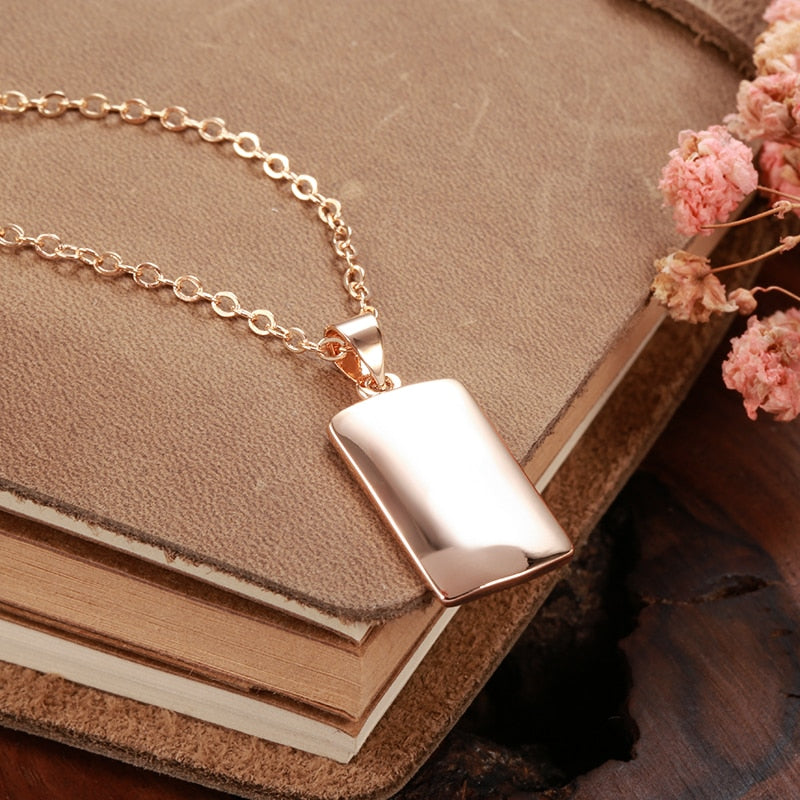 Collier avec un pendentif rectangulaire