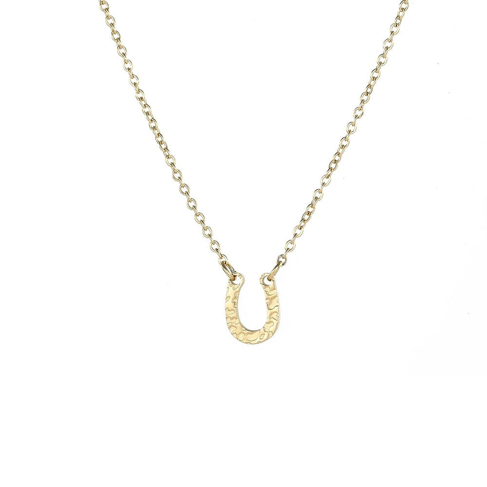 Collier avec un pendentif en forme de fer à cheval