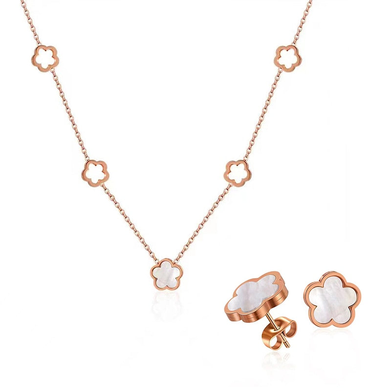 Un ensemble de bijoux avec un motif de fleur