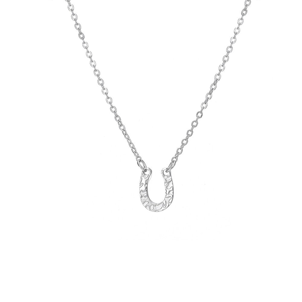 Collier avec un pendentif en forme de fer à cheval