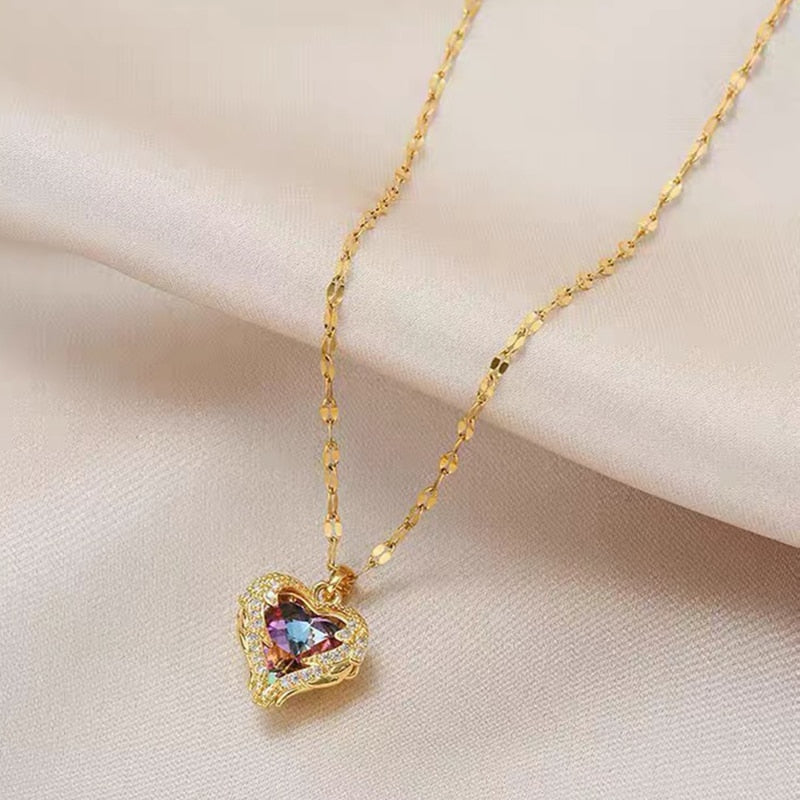 Collier avec un pendentif en forme de cœur avec des zircons