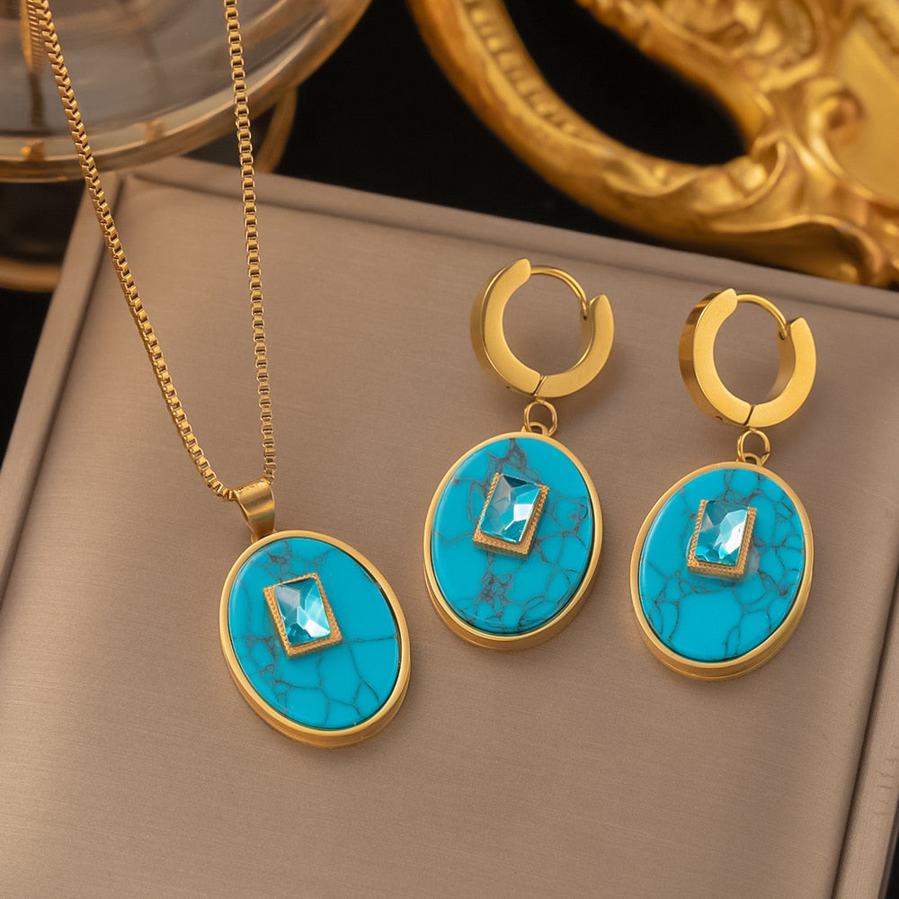 Un ensemble de bijoux avec un motif géométrique