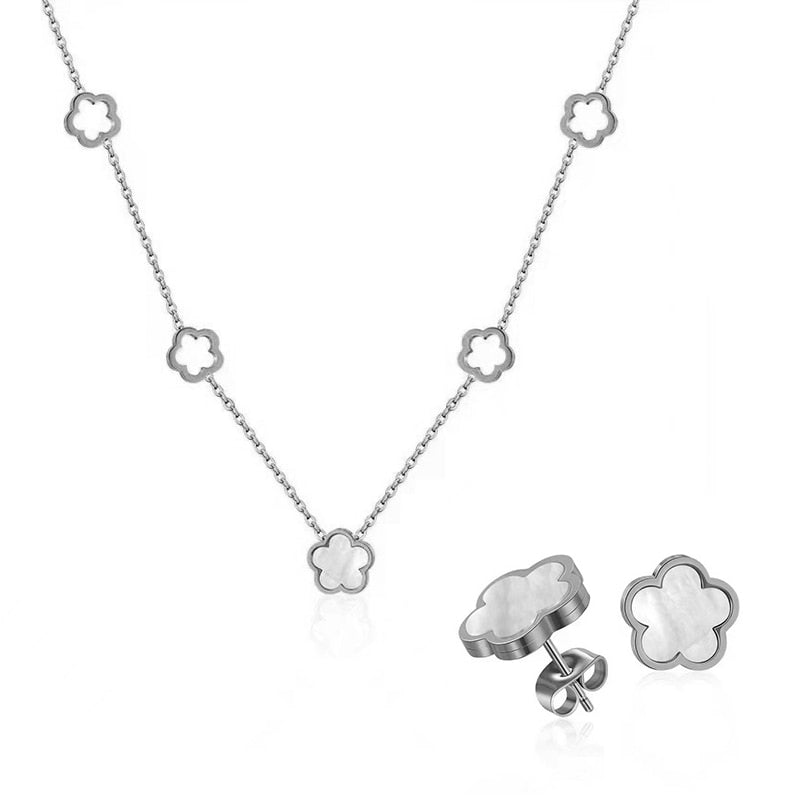 Un ensemble de bijoux avec un motif de fleur