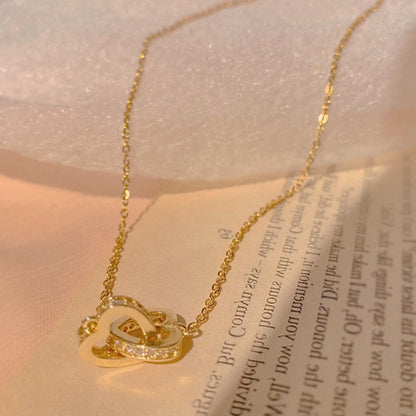 Collier avec un pendentif en forme de cœurs connectés