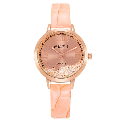 Montre pour femmes avec des cristaux décoratifs sur le cadran