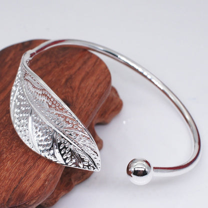 Bracelet en forme de feuille ouverte