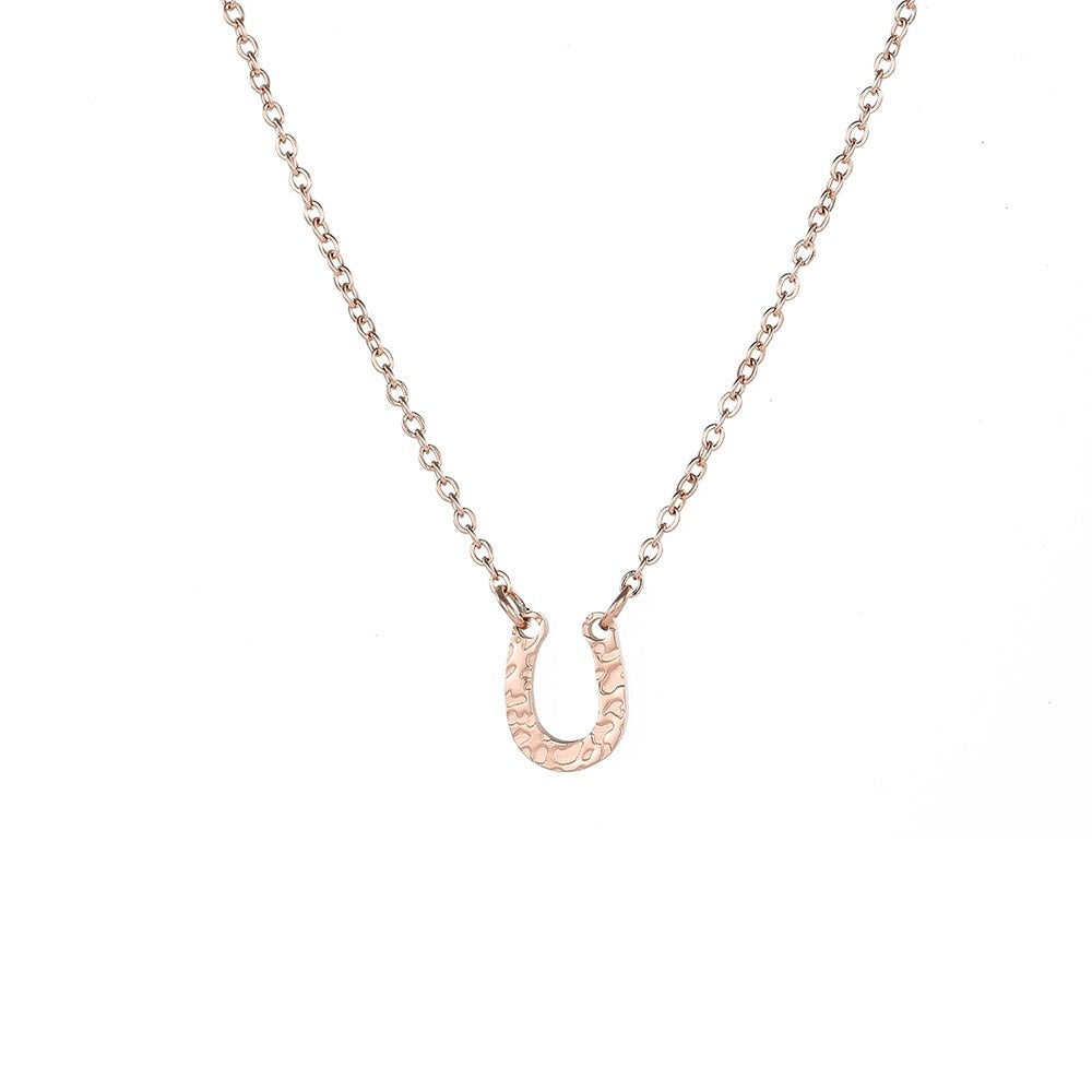 Collier avec un pendentif en forme de fer à cheval